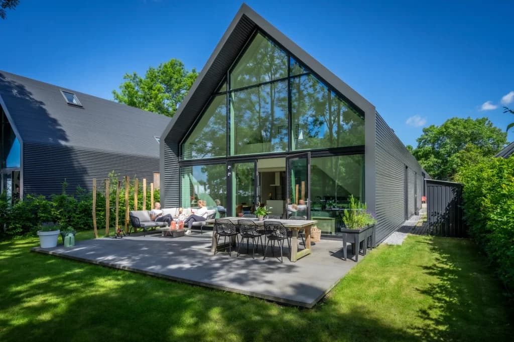 Loftvilla 63 in Amersfoort — exterieur met glazen puntgevel en terras