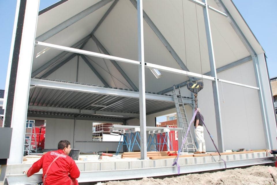 Montage van het staalskelet van een Loftvilla op de werf